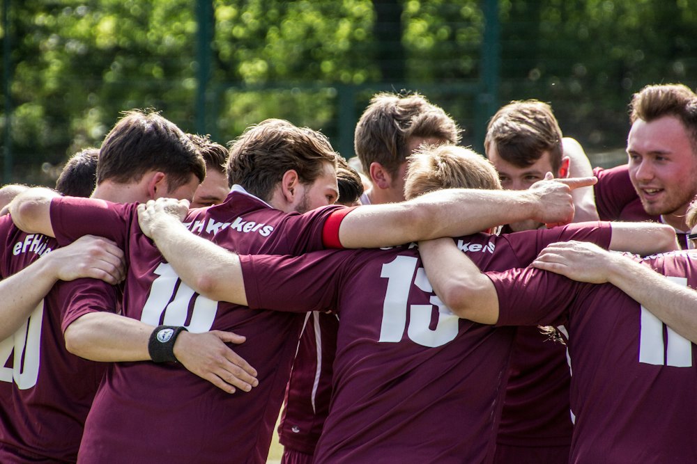 Un equipo abrazado en ronda antes de un partido