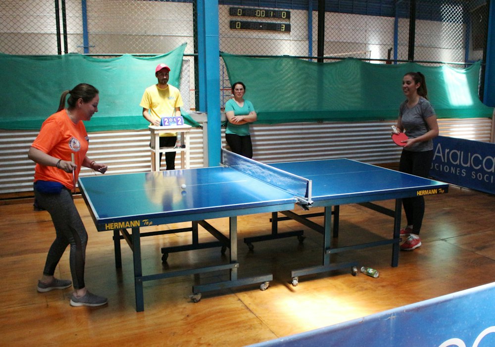 Dos personas jugando al tenis de mesa en un club